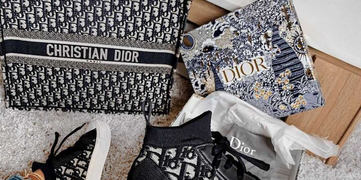 Dior Outlet It features a mule construction for easy