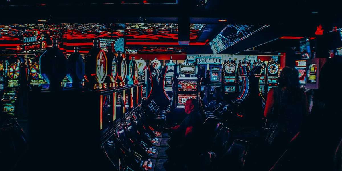 Análisis de los juegos de mesa en línea: Comparativa entre casinos en vivo y casinos virtuales en 2025
