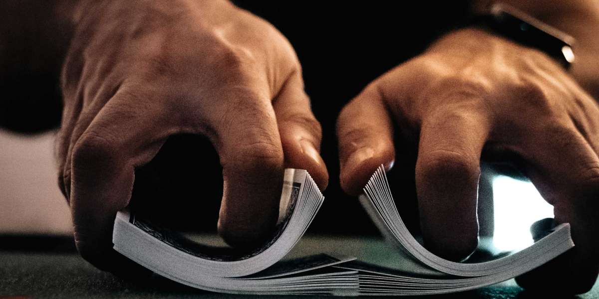 Poradnik dla początkujących: Jak bezpiecznie i odpowiedzialnie grać w kasynach online w dobie rosnącej popularności gier