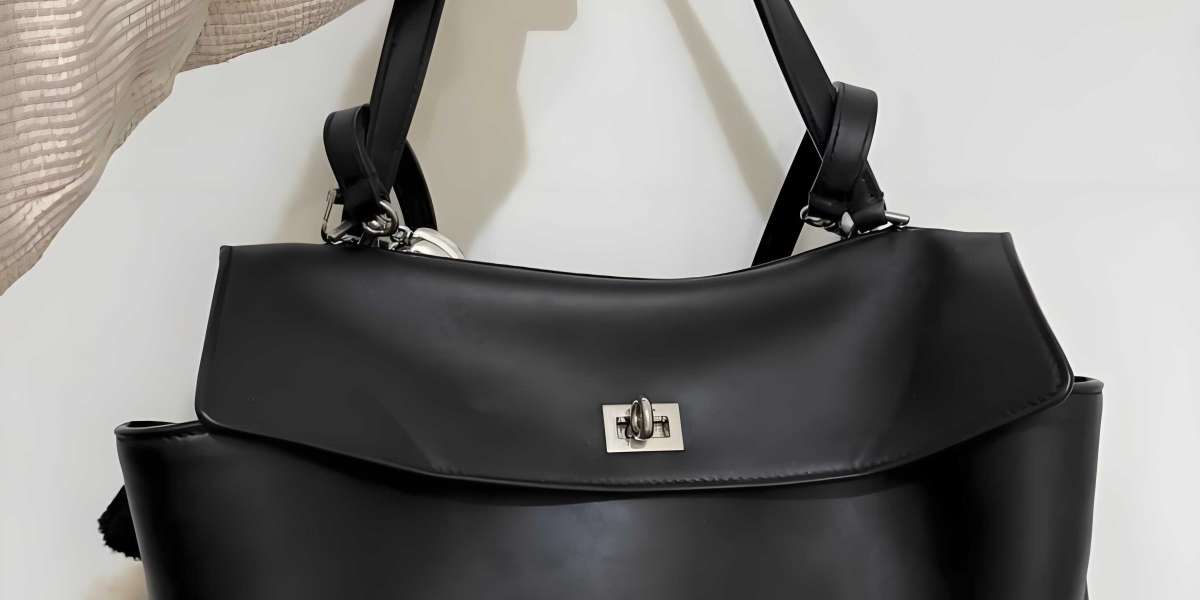 探索Balenciaga經典機車包：巴黎世家官網台灣購物指南