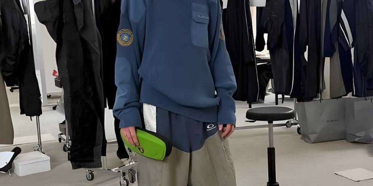 【新款推薦】巴黎世家LOGO連帽衛衣開箱｜Balenciaga衣服價格與男裝穿搭全解析
