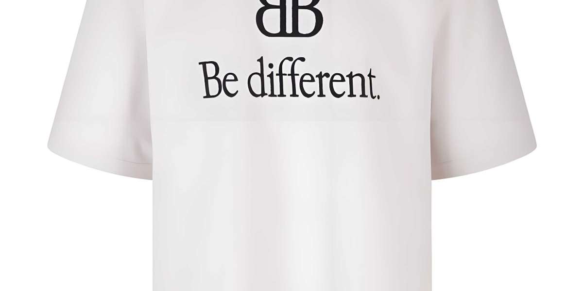 Balenciaga台灣時尚推薦｜巴黎世家短袖T恤與內褲全攻略【新品美紋膠帶LOGO系列】