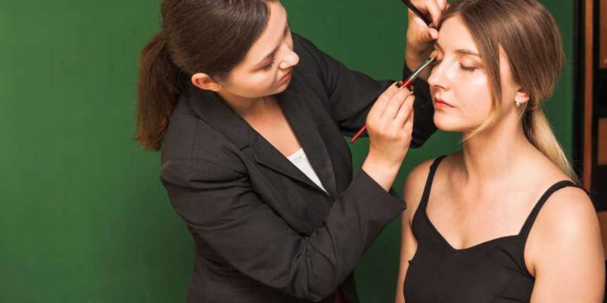 Why Choosing the Right Makeup Artist School Can Make All the Difference