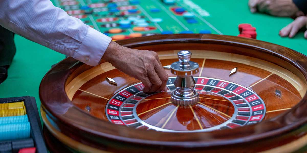 The Rise of Live Dealer Games: Enhancing the Online Casino Experience Through Real-Time Interaction in 2025