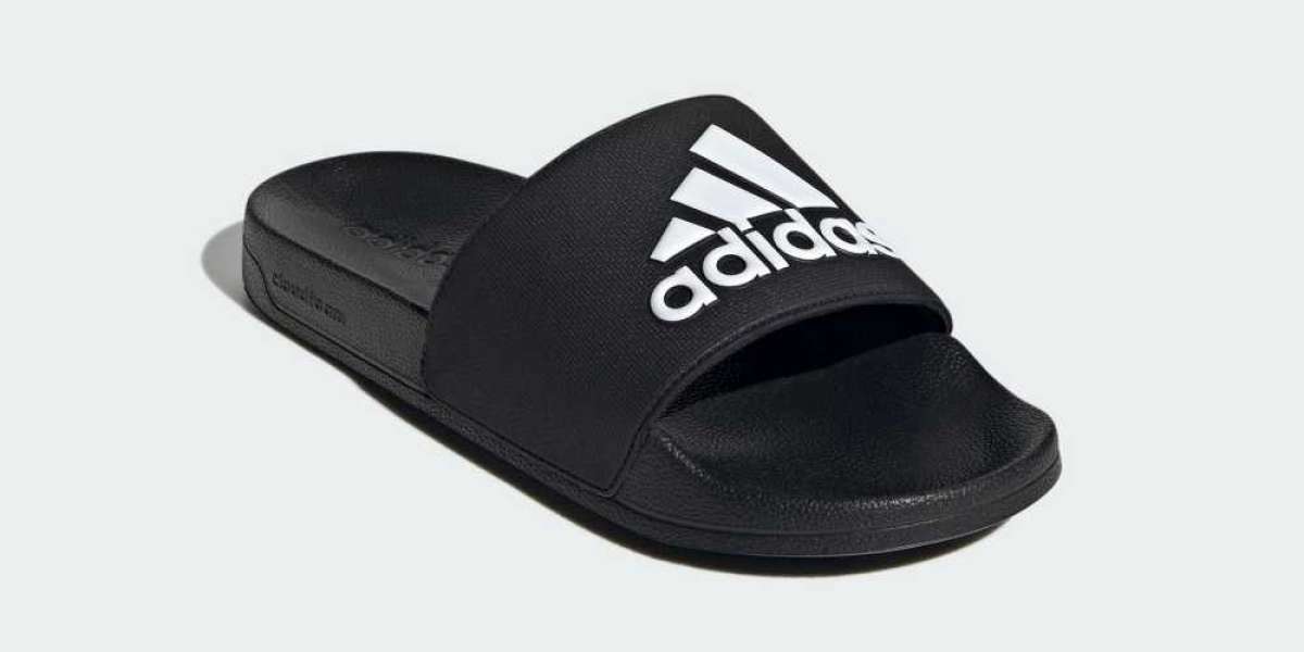 夏日必備休閒鞋，Adidas 拖鞋經典款推薦