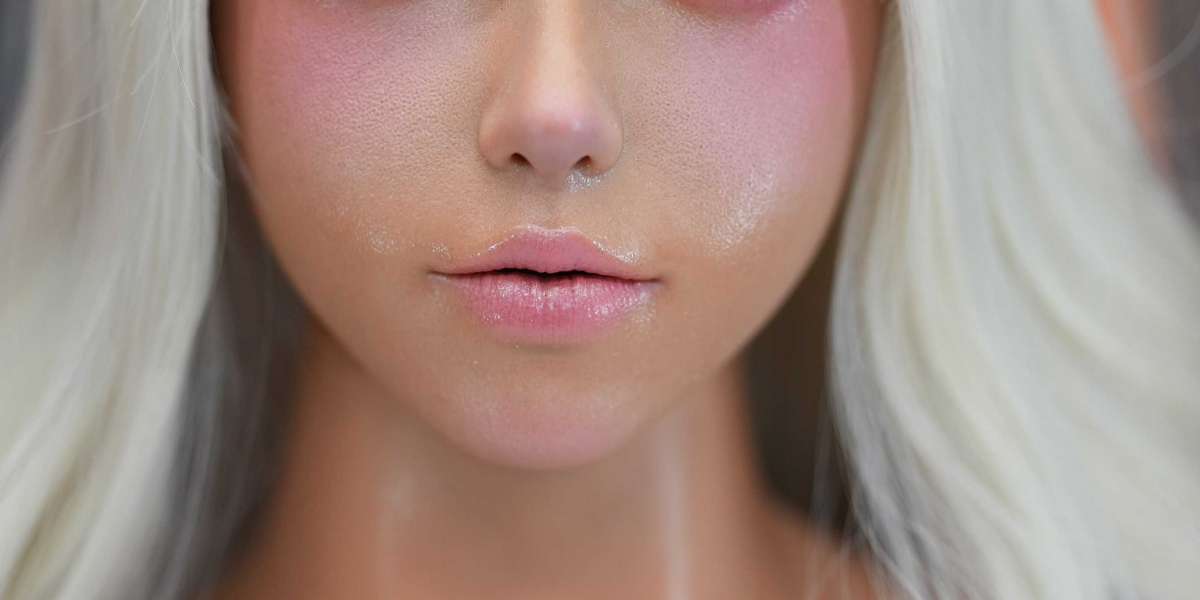 Welche Faktoren sollten beim Kauf einer Sexpuppe in Bezug auf Größe, Gewicht und Oberweite berücksichtigt werden?